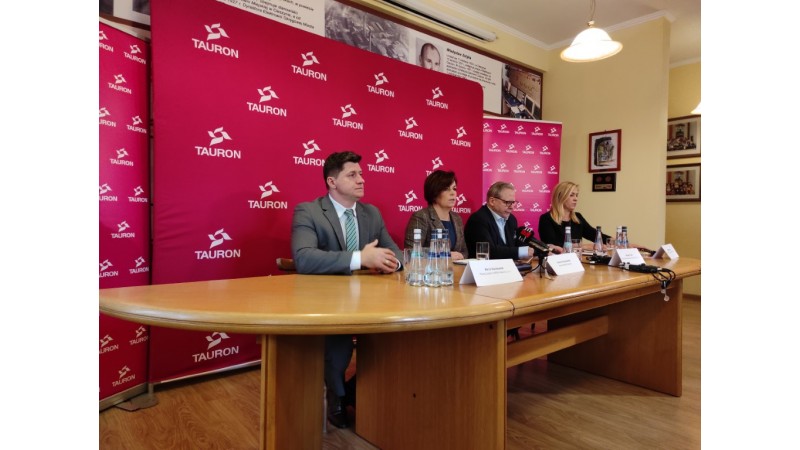 Konferencja prasowa w Energetyce Cieszyńskiej, od lewej: Marcin Staniszewski (Prezes TAURON Ciepło), Gabriela Staszkiewicz (Burmistrz Miasta Cieszyna), Wojciech Frank (Prezes EC), Małgorzata Kuś (Rzecznik TAURON)